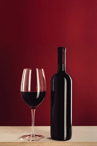 Κόκκινο κρασί σε ποτήρι και η φιάλη — 图库照片