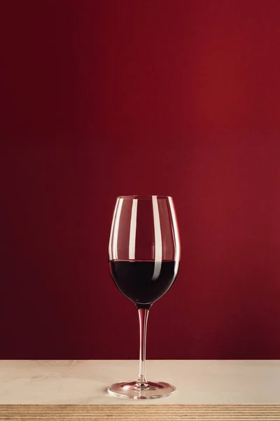 붉은 포도주를 입힌 유리 — 스톡 사진