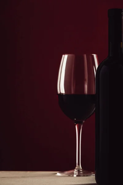 Wineglass και μπουκάλι κόκκινο κρασί — Φωτογραφία Αρχείου