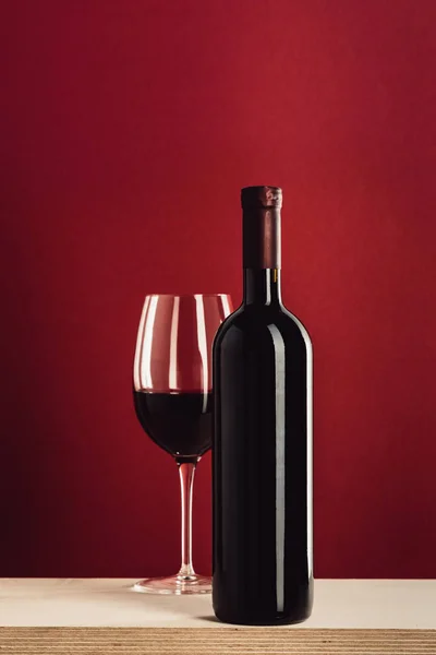 玻璃和瓶红酒 — 图库照片