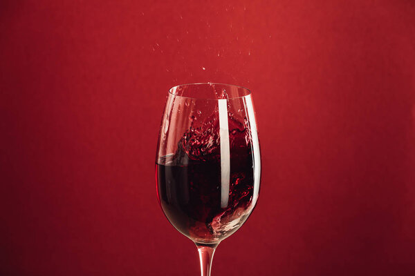 Красное вино в стакане