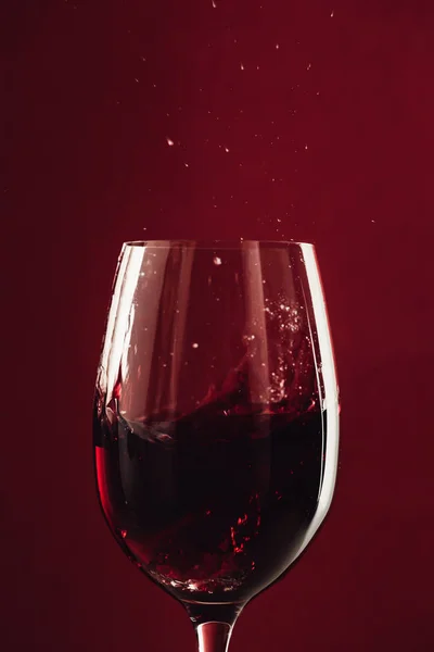 Splash of red wine in glass — Stock Photo, Image