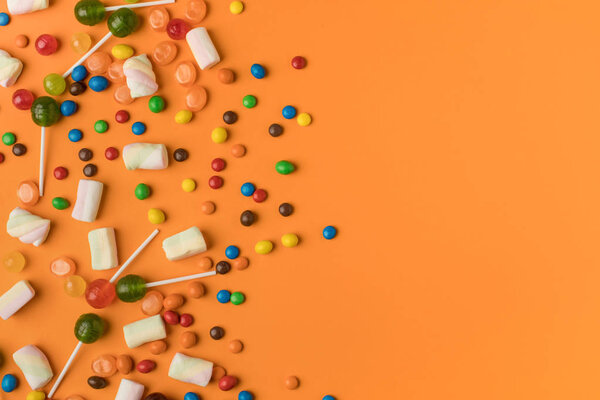 конфеты и зефир на Хэллоуин
