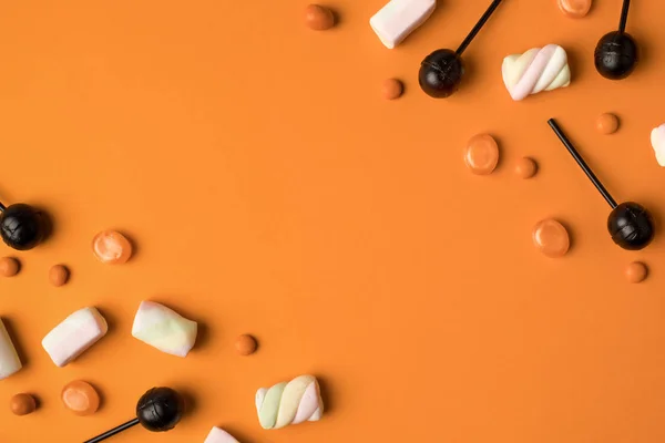 Halloween snoepjes en marshmallows — Stockfoto