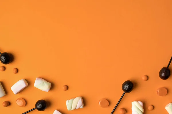 Halloween snoepjes en marshmallows — Stockfoto