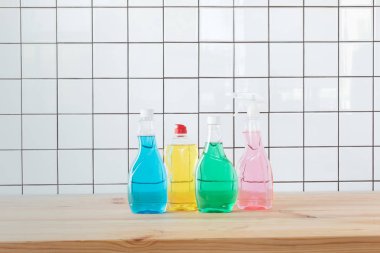 plastik şişe sıvıları Temizleme 