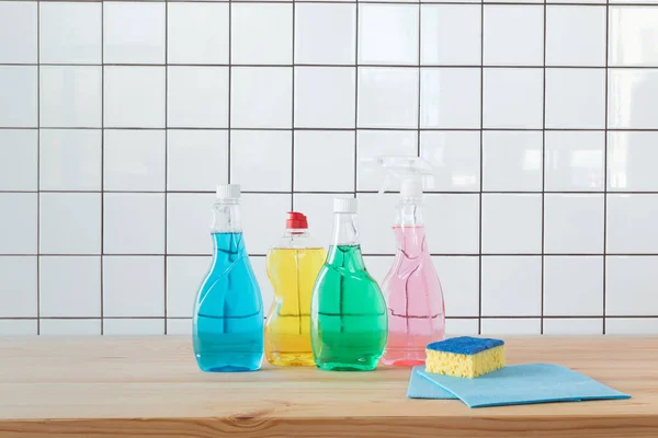 Produits de nettoyage, éponges et chiffons — Image Produits de nettoyage, éponges et chiffons Photos De Stock Libres De Droits