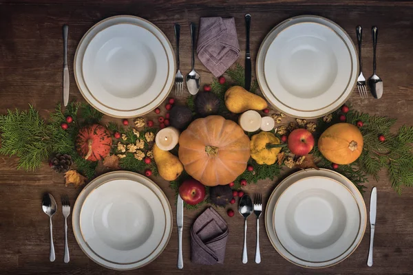 Mesa servida com colheita de outono — Fotografia de Stock
