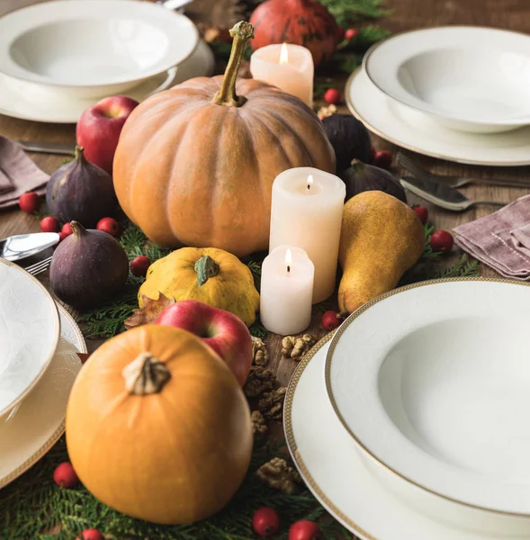 Table et légumes servis — Photo