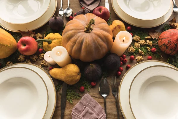 秋の装飾が施されたテーブルを提供しています — ストック写真