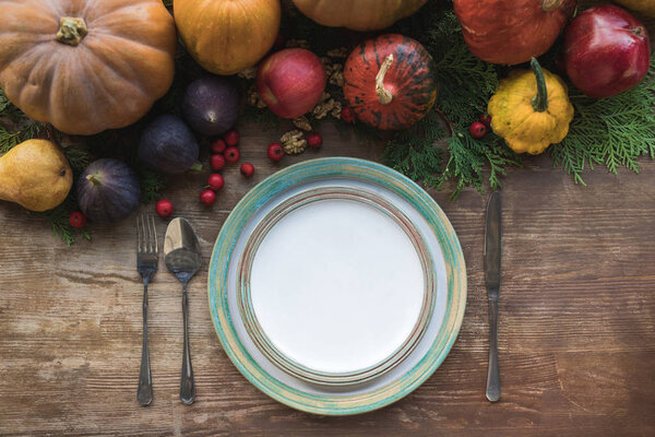 столовые приборы и осенние фрукты
