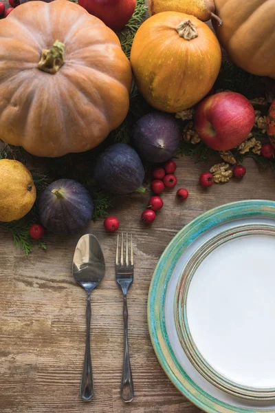 Cutlery and autumn fruits — Stock Photo, Image