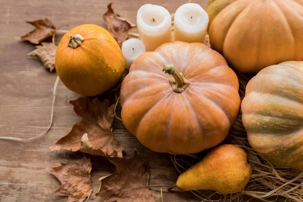 Calabazas y velas en la mesa — Foto de Stock