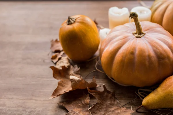 Pompoenen en kaarsjes op tafel — Stockfoto