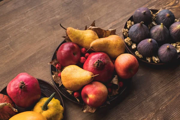 成熟的秋天水果在桌子上 — 图库照片