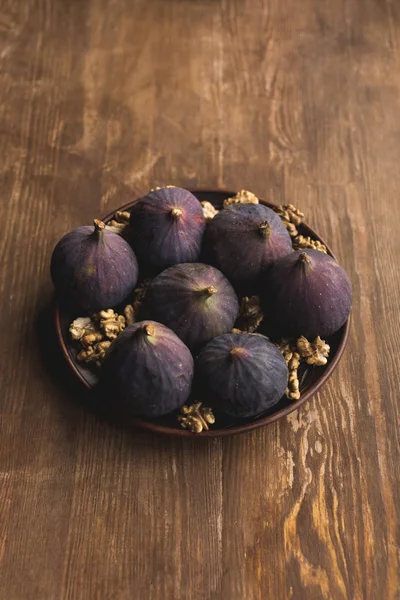 Bowl with raw figs — Stock Photo, Image