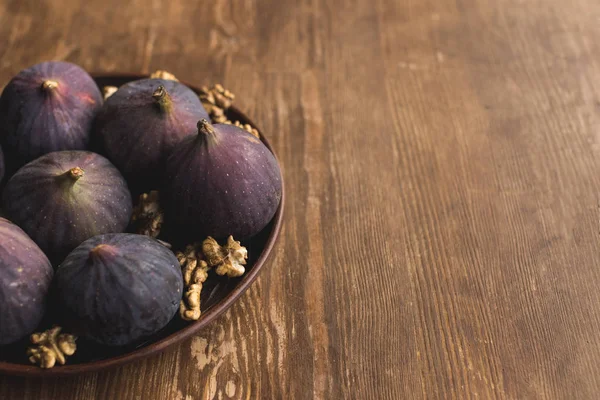 Bowl with raw figs — Stock Photo, Image