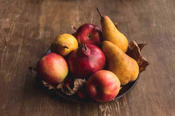 Dojrzałe owoce jesieni na stole — Zdjęcie stockowe