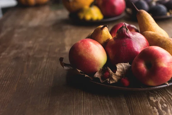 Frutas maduras de otoño en la mesa — Foto de Stock