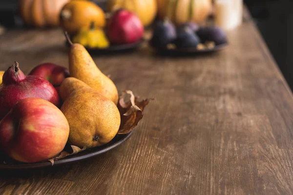 Rijpe herfst vruchten op tafel — Stockfoto