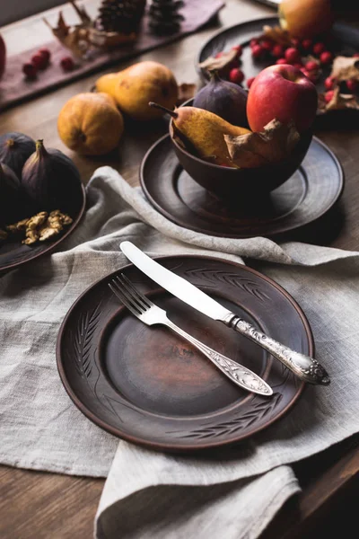 Frutas y platos en la mesa — Foto de Stock