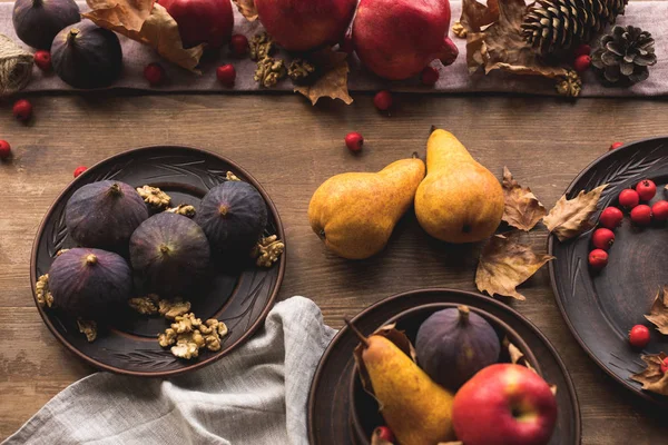 Ripe autumn fruits on table — Stock Photo, Image