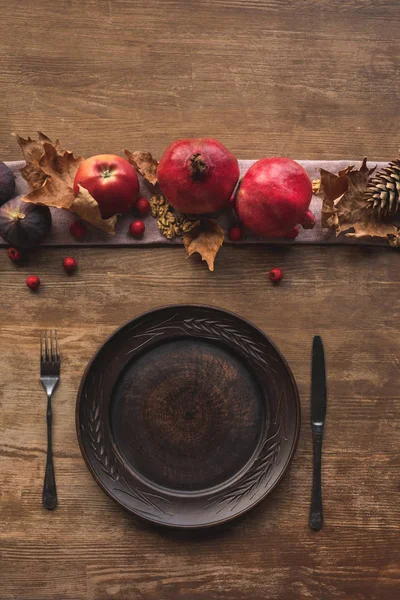 Cubiertos y frutas maduras — Foto de Stock