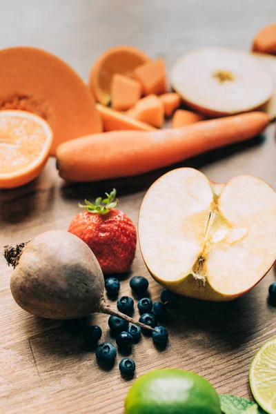 Frisches rohes Obst und Gemüse — Stockfoto