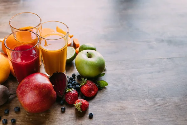 Vários smoothies em copos — Fotografia de Stock