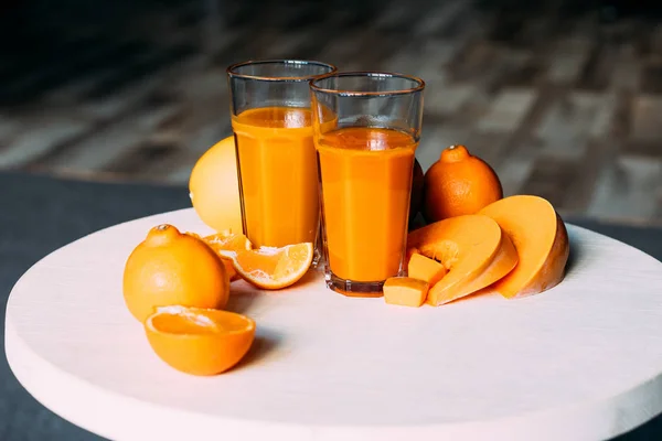 Oranje smoothie en ingrediënten — Stockfoto