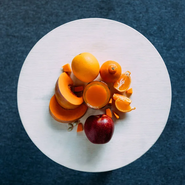 Smoothie in glass and ingredients — Stock Photo, Image