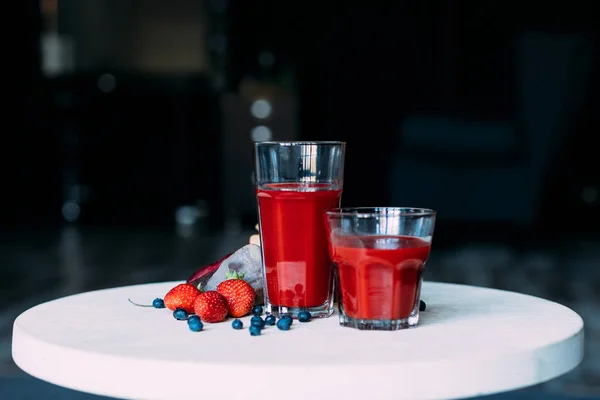 Smoothie merah dalam gelas — Stok Foto