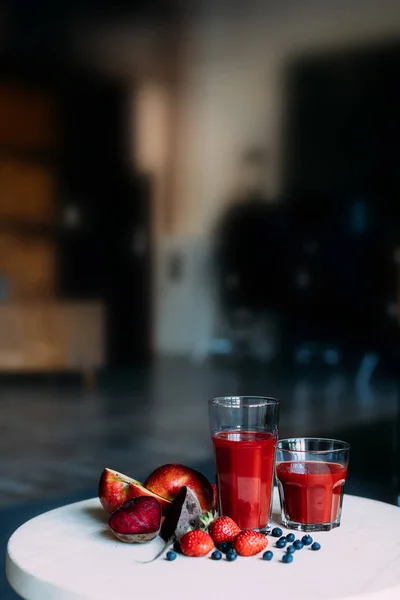 Smoothie vermelho em copos — Fotografia de Stock