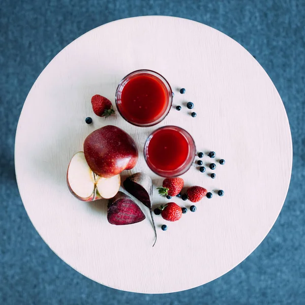 Červené smoothie v brýlích — Stock fotografie