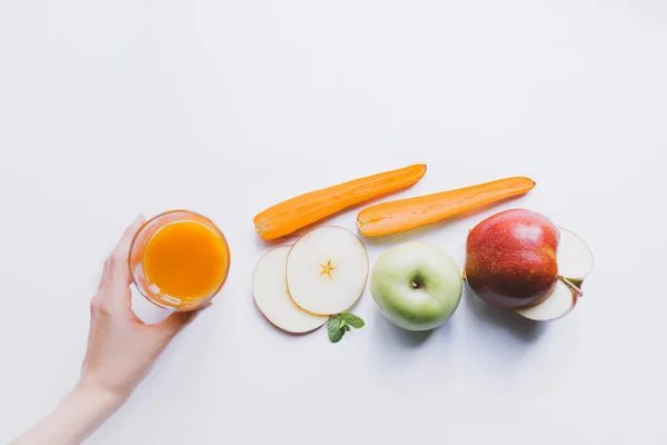 Menselijke hand en smoothie met ingrediënten — Stockfoto