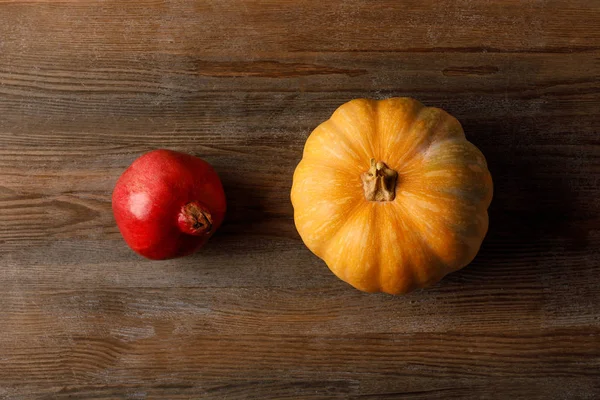 Seasonal pomegranate and pumpkin — Stock Photo, Image