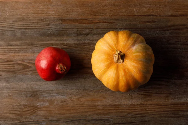 Granada y calabaza de temporada —  Fotos de Stock