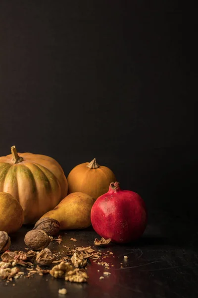 Abóboras, frutas e nozes — Fotografia de Stock