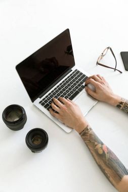 Erkek el dizüstü bilgisayarda yazarak