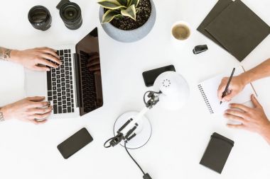 Erkekler laptop ve Not Defteri ile çalışma