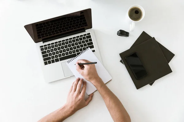 Mannelijke handen schrijven in notitieblok — Stockfoto