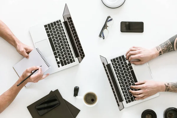 Twee mannen aan het werk op laptops — Stockfoto