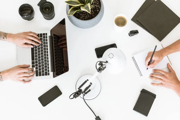 Erkekler laptop ve Not Defteri ile çalışma