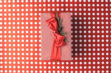 kağıt ambalaj üzerinde Noel hediyesi