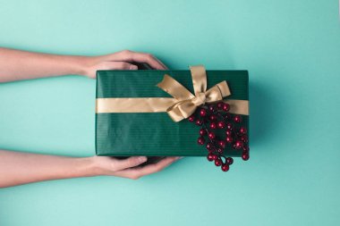 Noel hediyesini tutan eller
