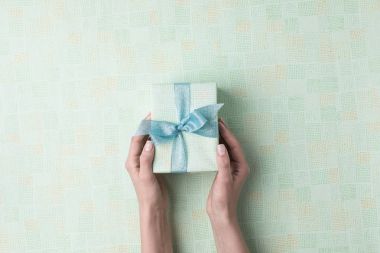 Noel hediyesini tutan eller