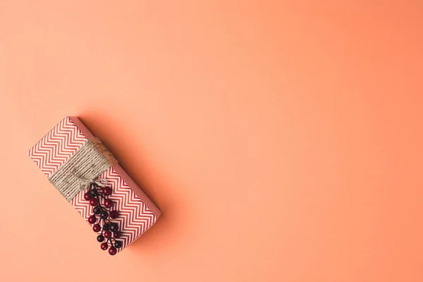 Presente de Natal decorado — Fotografia de Stock