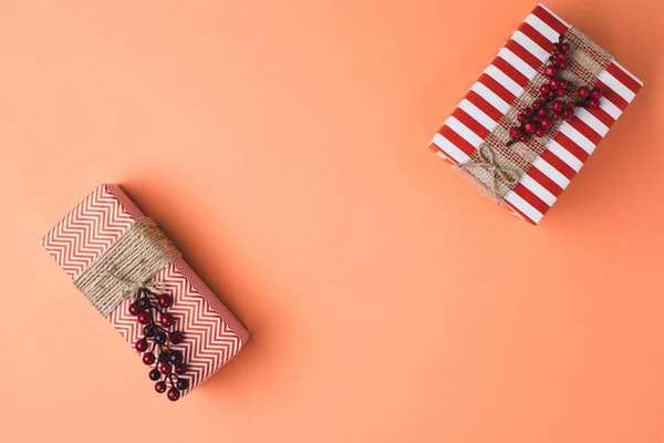 Caixas de presente de Natal com fitas — Fotografia de Stock