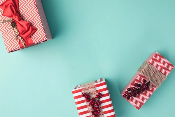 Cajas de regalo de Navidad con cintas — Foto de Stock