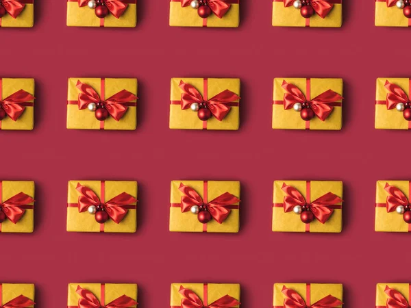 Regalos decorados con juguetes de Navidad —  Fotos de Stock